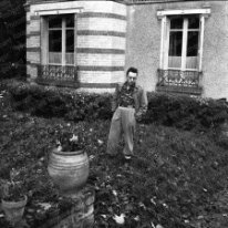 F815 Albert Camus à Bougival dans la propriété de Guy Shoeller, pendant la pièce de théâtre Caligula, novembre 1945.
