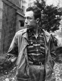 F822 Albert Camus à Bougival dans la propriété de Guy Shoeller, pendant la pièce de théâtre Caligula, novembre 1945.