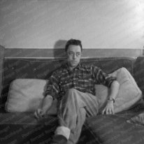 F825 Albert Camus à Bougival, dans la propriété de Guy Shoeller en novembre 1945. pendant la pièce de théâtre Caligula, novembre 1945.