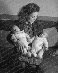 F826 Francine Camus assise sur un canapé avec ses Jumeaux, à Bougival dans la propriété de Guy Shoeller, novembre 1945.