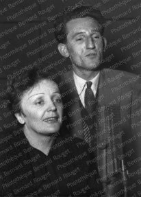 Edith Piaf à Radion Maroc avec le journaliste André Célarié Arrivé de Piaf à Radio Maroc en 1949, Casablanca.