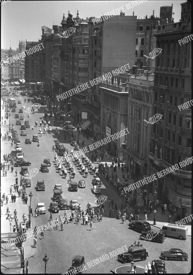 Madrid, 1957. Photothèque Bernard Rouget / © ADAGP Paris