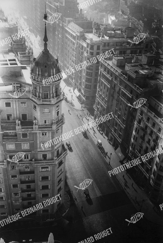 Madrid, 1957. Photothèque Bernard Rouget / © ADAGP Paris