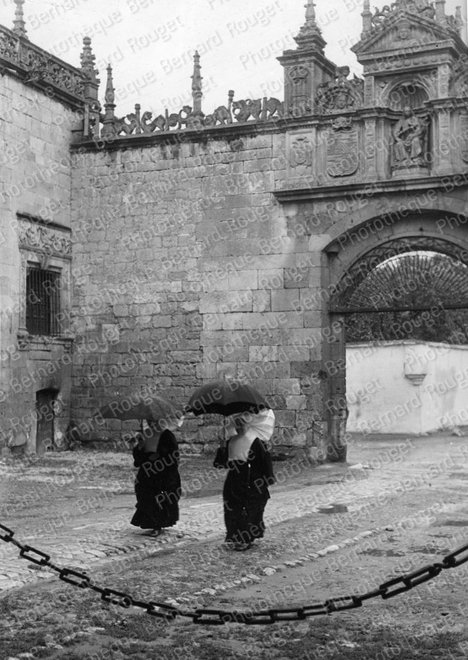 Religieuse à Burgos Photothèque Bernard Rouget / © ADAGP Paris