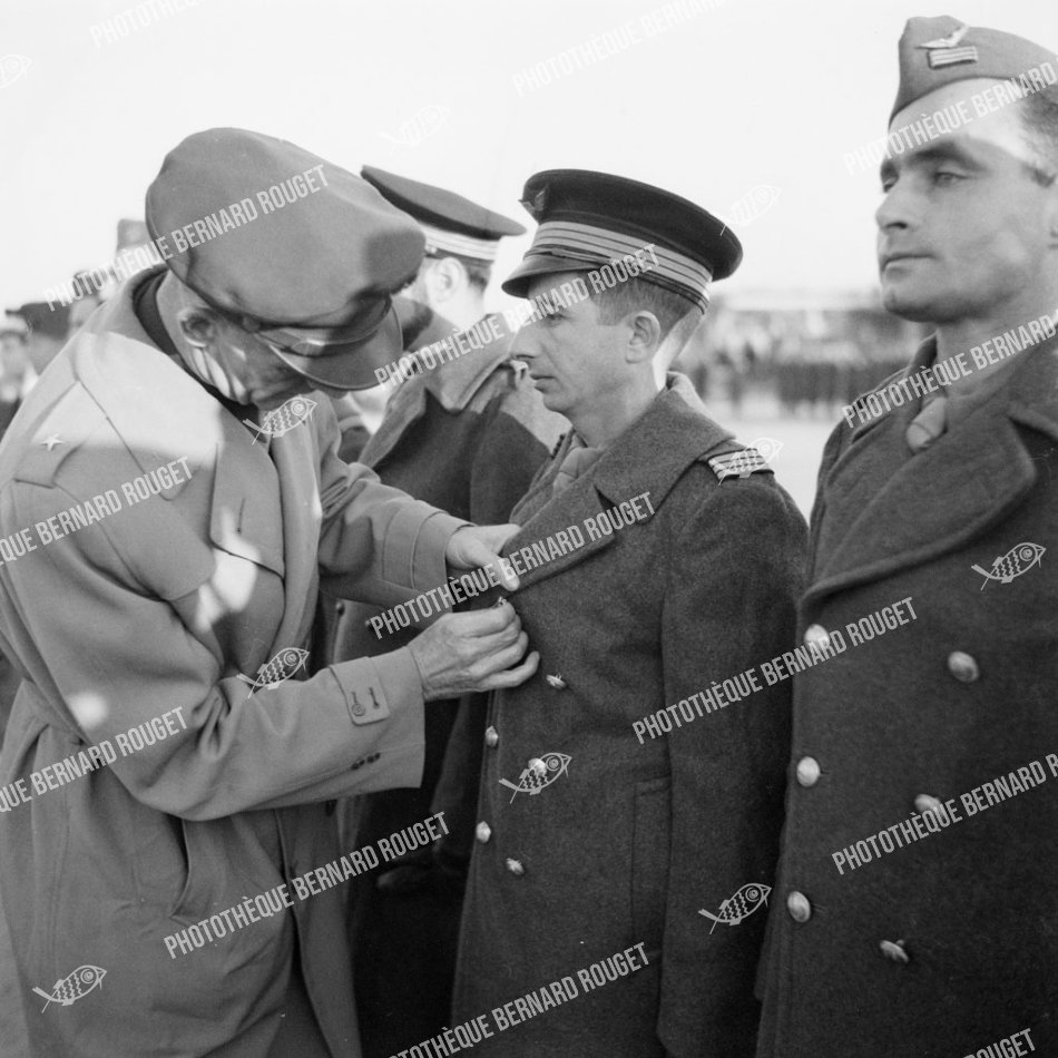 F089 2/12/1944 à Bron, le Major General Robert M. Webster du 42nd Bomb Wing décore le Capitaine d'Erceville.