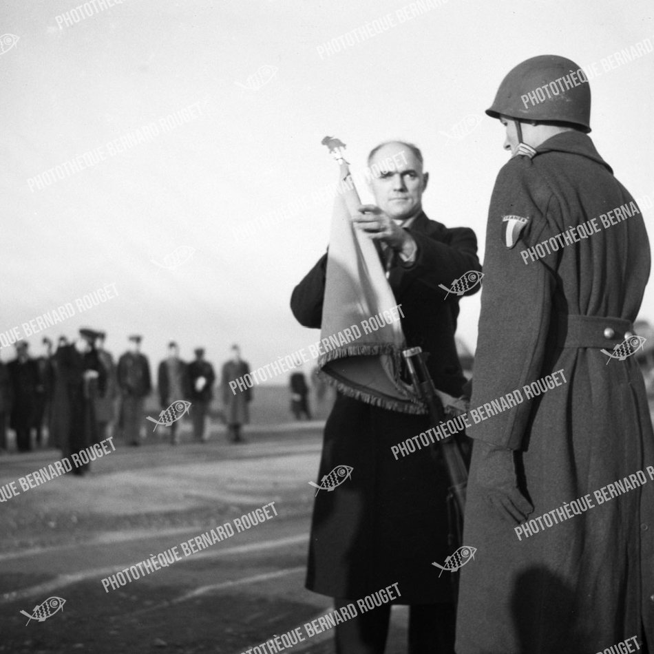 F092 Le Ministre de l'Air du gouvernement Charles de Gaulle Charles Tillon décore les fanions des groupes Maroc, Bretagne, Gascognes, 02/12/1944 à Bron. MARAUDERS B26 FRANÇAIS.