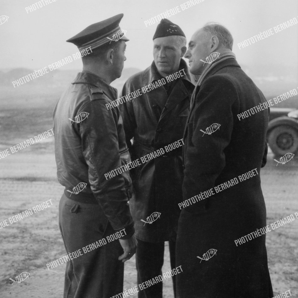 F099 02/12/1944 à Bron. Le Ministre de l'Air du gouvernement Charles de Gaulle Charles Tillon avec le Général Bouscat et de dos le Commandant de Maricourt.