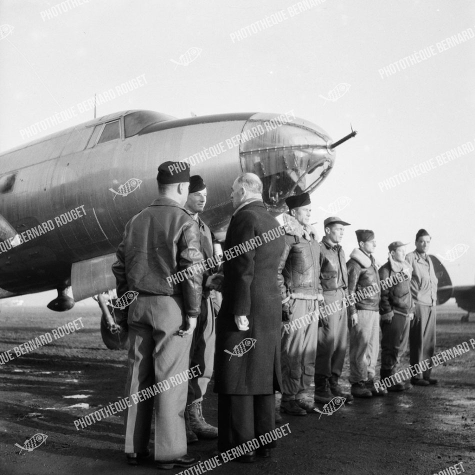F102 02/12/1944 à Bron, le Ministre de l'Air du gouvernement de Charles de Gaulle, Charles Tillon. LES MARAUDERS B26 FRANÇAIS.