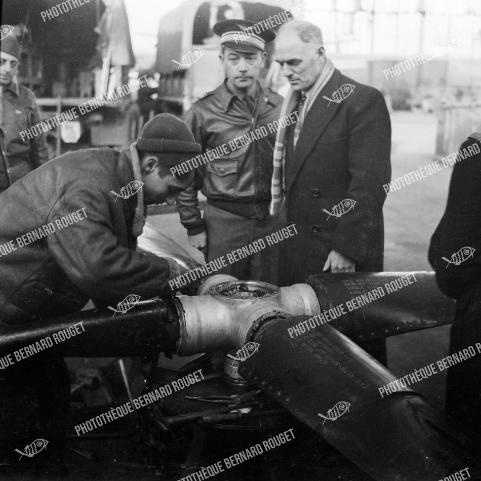 F107 02/12/1944 à Bron. Le Ministre de l'Air du gouvernement Charles de Gaulle Charles Tillon avec le Commandant de Maricourt.