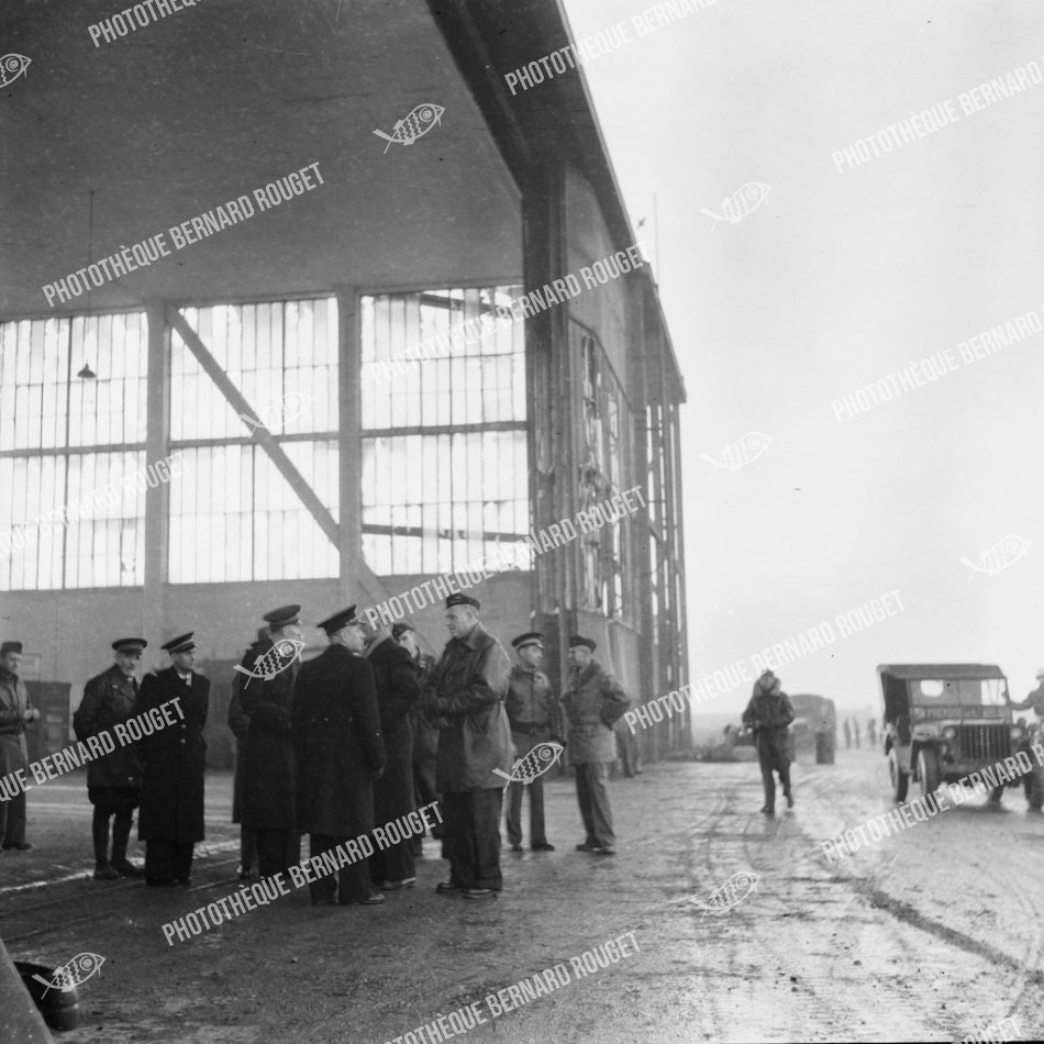 F110 02/12/1944 à Bron. Le Ministre de l'Air du gouvernement Charles de Gaulle Charles Tillon et le Général Bouscat.