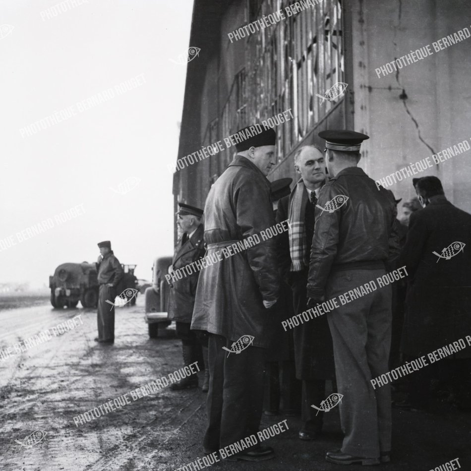 F112 02/12/1944 à Bron, Charles Tillon, et le Général Bouscat.
