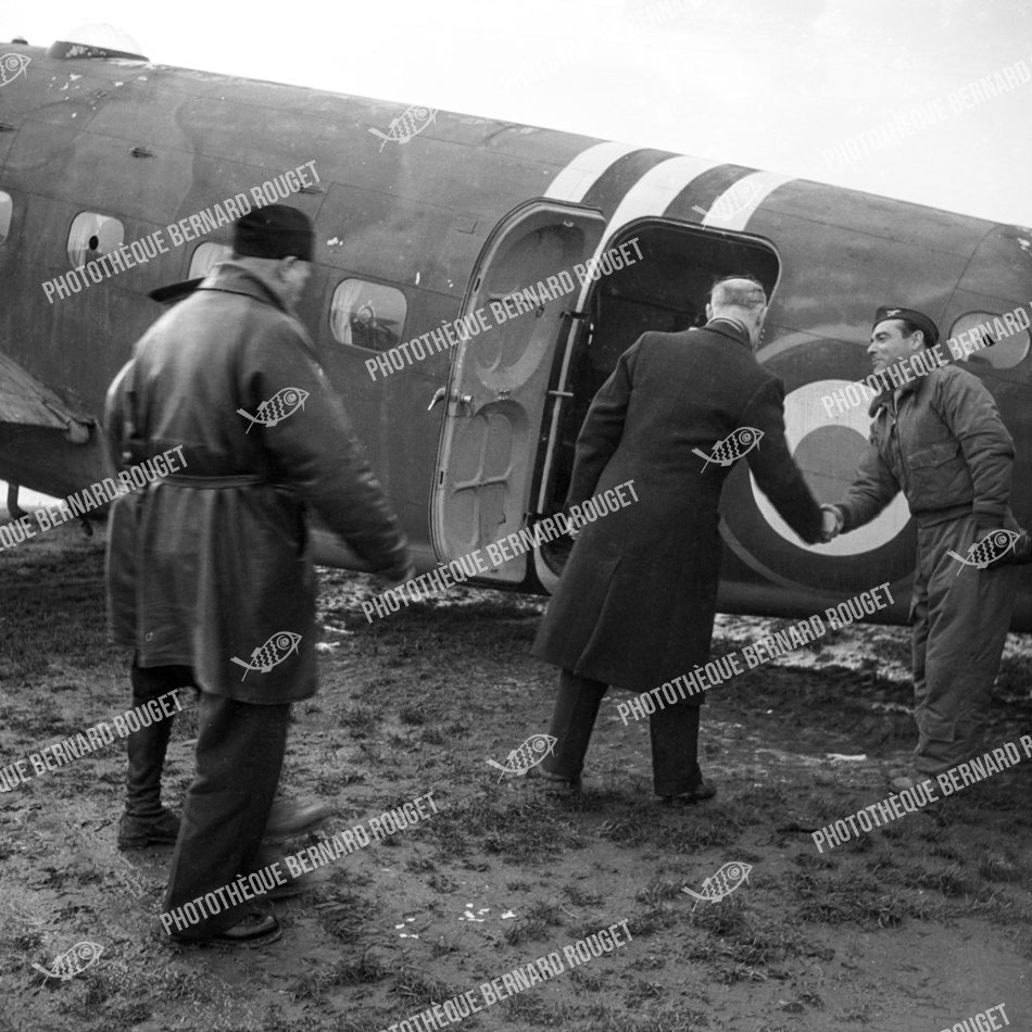 F116 02/12/1944 à Bron. Le Ministre de l'Air du gouvernement Charles de Gaulle Charles Tillon et le Général Bouscat.