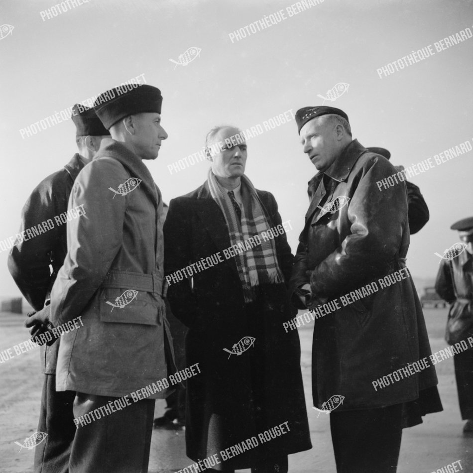 F118 02/12/1944 à Bron, Charles Tillon, le lieutenant Colonel Gelée et le Général Bouscat.