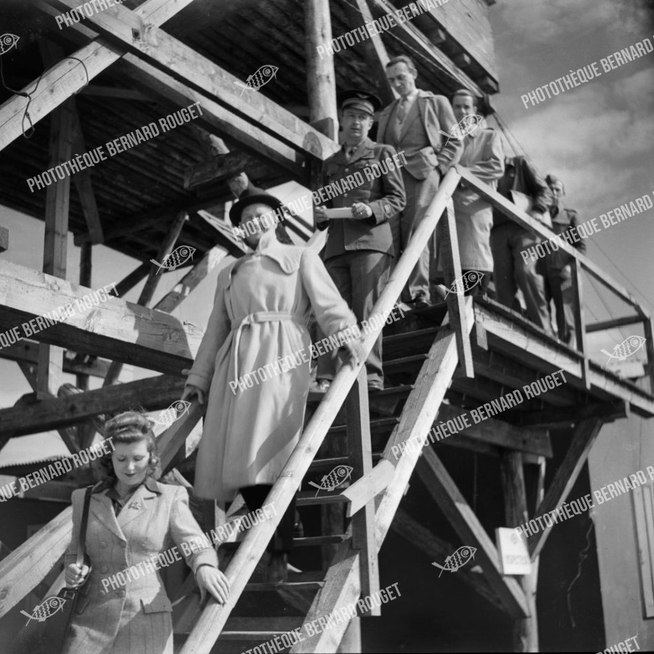 F416 Maurice Chevalier visitant la 11e Brigade des Marauders B26 français - 1944