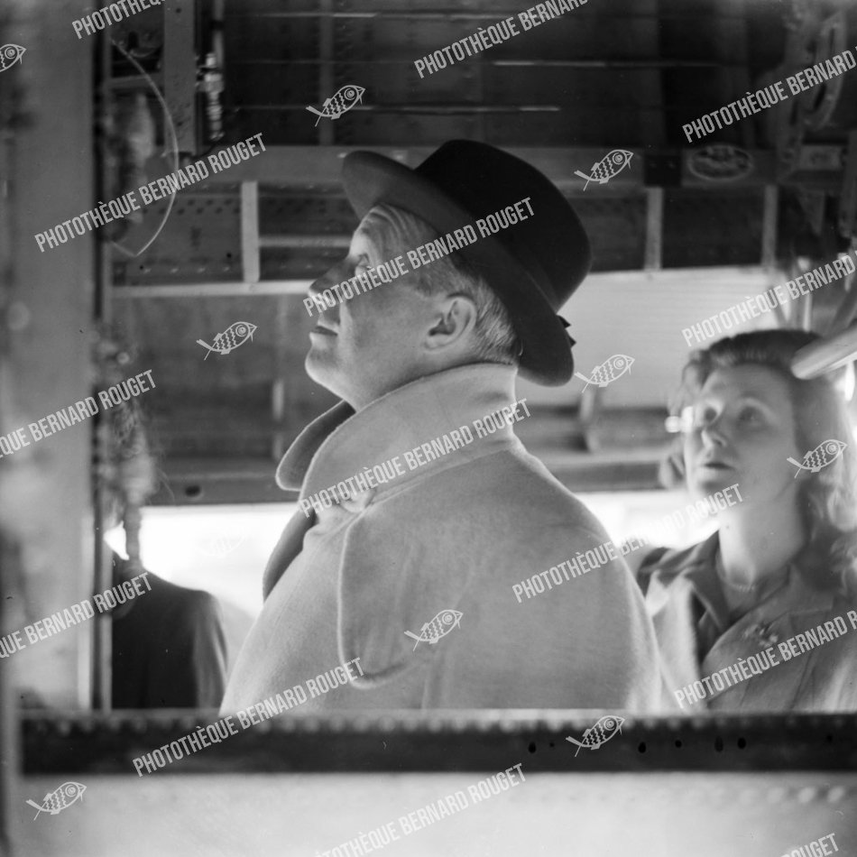 F423 Maurice Chevalier visitant la 11e Brigade des Marauders B26 français - 1944