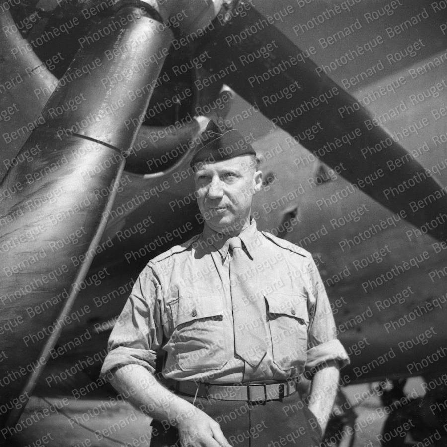F473 Pierre Dac, visitant les Marauders B26 Français,1944