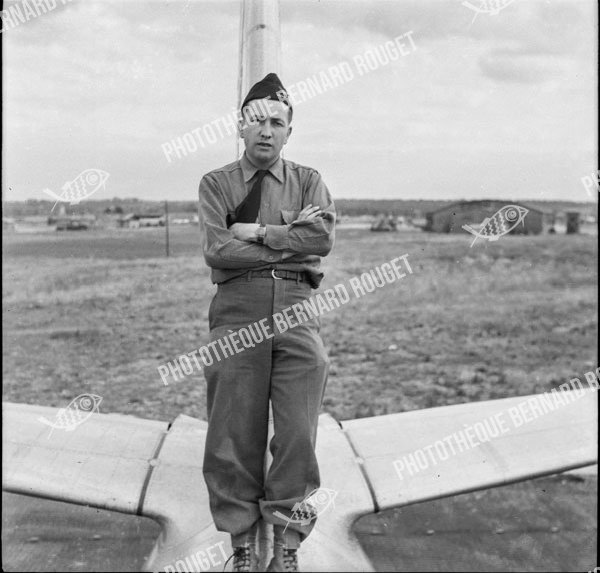 F497 Bernard Rouget, journaliste et photographe, à Bron en 1944 en tant qu’élève officier aspirant, membre des Maraudeurs français.