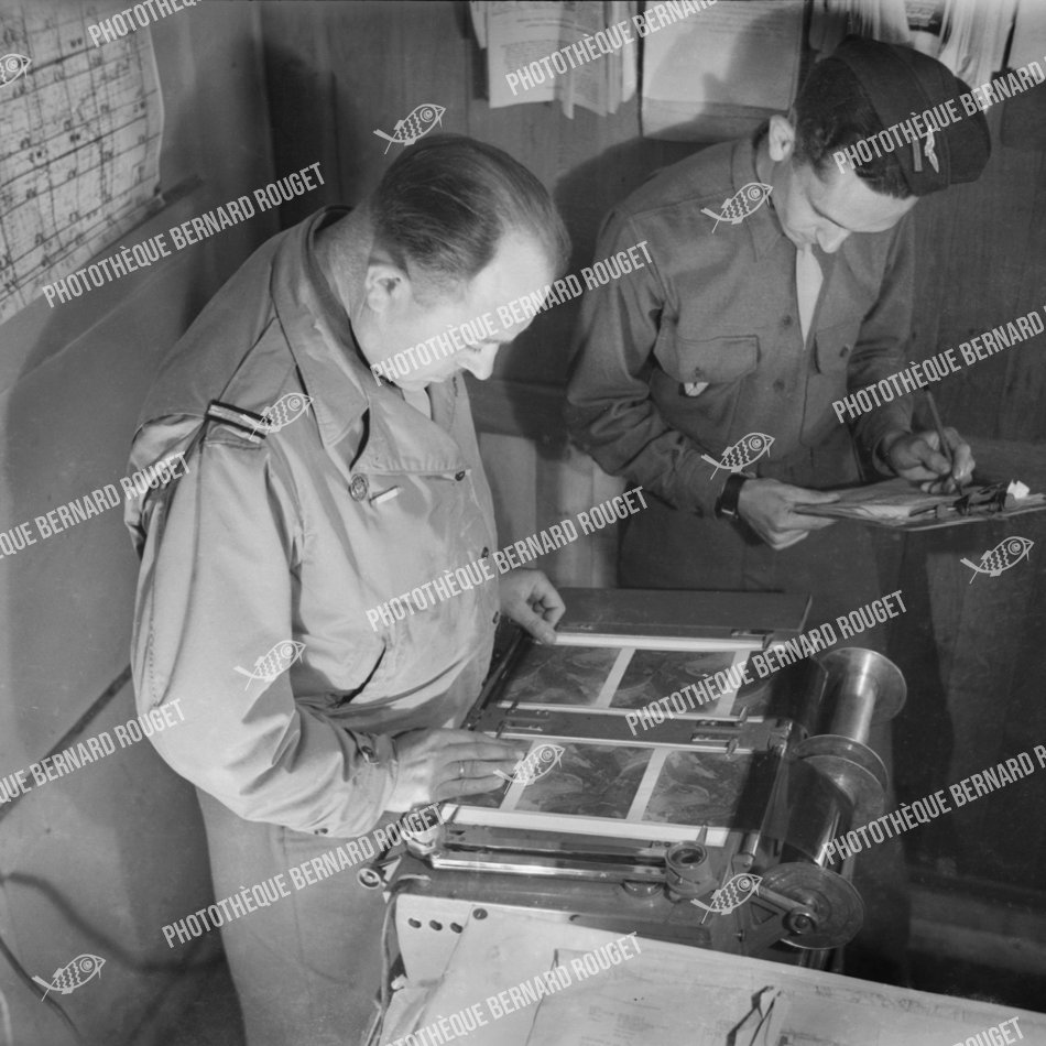 F672 C'est à l'aide d'une table lumineuse que cet Adjudant-chef s'efforce de voir où sont tombées les bombes. LES MARAUDERS B26 FRANÇAIS, BRON, 1944.