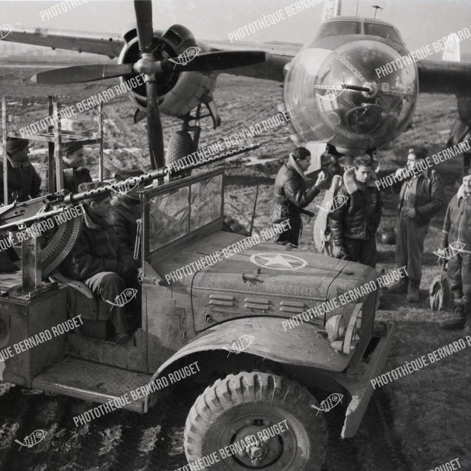 F155 LES MARAUDERS B26 FRANÇAIS, BRON, 1944.