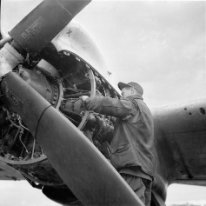 F056 Les mécaniciens sur un Marauder B26, CRRT 85 Compagnie de Ravitaillement et de Réparation Technique 85.