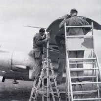 F057 Les mécaniciens sur un Marauder B26, CRRT 85 Compagnie de Ravitaillement et de Réparation Technique 85.