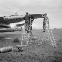 F063 Les mécaniciens sur un Marauder B26, CRRT 85 Compagnie de Ravitaillement et de Réparation Technique 85. LES MARAUDERS B26 FRANÇAIS 1944.