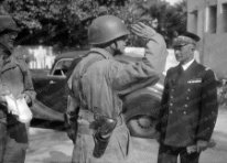 Reddition de l'amiral Michelier à Fedala au quartier général Américain , c'est le Général Jonathan Waverly Anderson au centre qui le salue et tout à gauche c'est le Major Général William W. Eagles. Le 11 novembre 1942 à 14 heures l’amiral Michelier se présente au QG américain (Hotel Miramar à Fedala) pour y discuter les termes d’un cessez-le-feu, ici...