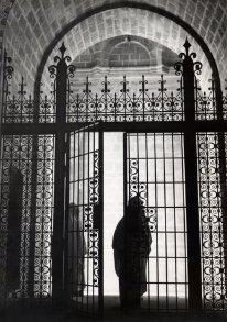 La Mahakma du Pacha, Cette grande porte, chef d'oeuvre de fer forgé marocain, oeuvre du Service des Habous et des meilleurs artisans marocains. (Architecte : M. Cadet) 1952