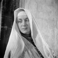 Maria Casarès, photo de plateau, la Septième Porte, 1946. Tournage de La Septième Porte en 1946, Maria Casares et Jean Servais. Film d'André Zwobada qui fut produit au Maroc en deux langues ; Arabe et Français et sorti...