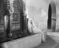 Maria Casarès, photo de plateau, la Septième Porte, 1946. Tournage de La Septième Porte en 1946, Maria Casares et Jean Servais. Film d'André Zwobada qui fut produit au Maroc en deux langues ; Arabe et Français et sorti...