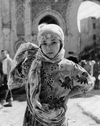 Fès, enfant devant Bab Boujloud. Avril 1954