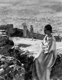 Jeune garçon devant Fès 1952