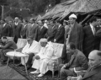 Le roi Hassan II reçoit le Président Nasser et le futur Président Anouar El-Sadate à Ifrane, 1962. Le roi Hassan II re�oit le Pr�sident Nasser et le futur Pr�sident Anouar El-Sadate assis � c�t� du Prince Moulay Abdallah, Rabat, 1962.