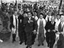 Yom Kippour Casablanca sept 1958, Le prince Moulay Hassan se rend à la synagogue. Yom Kippour Casablanca sept 1958, Le prince Moulay Hassan se rend à la synagogue à sa gauche Si Ahmed Bargach, gouverneu de Casablanca, à sa droite le docteur...