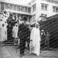 Départ à Tanger du Sultan Mohammed Ben Youssef avec le Résident Général Mr Erik Labonne, avril 1947. C'est ce voyage qui marquera les premiers pas du Maroc vers l'indépendance.