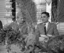 Le roi de Jordanie, Hussein et le roi Mohammed V pendant un déjeuner au bord de la mer morte en 1960