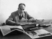 Jacques Lemaigre Dubreuil avec le journal Afrique Magazine de Bernard Rouget dans les mains. Il fut assassiné à Casablanca le 11 juin 1955, au pied de l'immeuble Liberté.