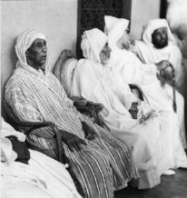 Le pacha de Marrakech Thami El-Glaoui à gauche fait destituer le sultan Sidi Mohammed qui est remplacé par Arafa qui est ici à coté de lui. 20 août 1953