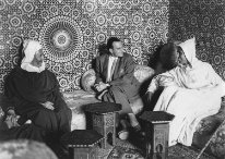 De gauche à droite, Slimane, Clostermannn, Si Bekkaï. S.E le Pacha Si Bekkaï, Pierre Clostermann, S.E le Pacha Slimane. Séfrou 1952