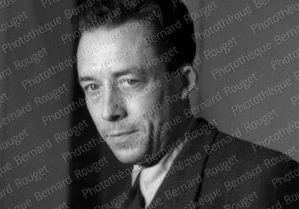 Albert Camus Photos d'Albert Camus par Bernard Rouget en novembre 1945 pendant la préparation de sa pièce Caligula au théâtre...